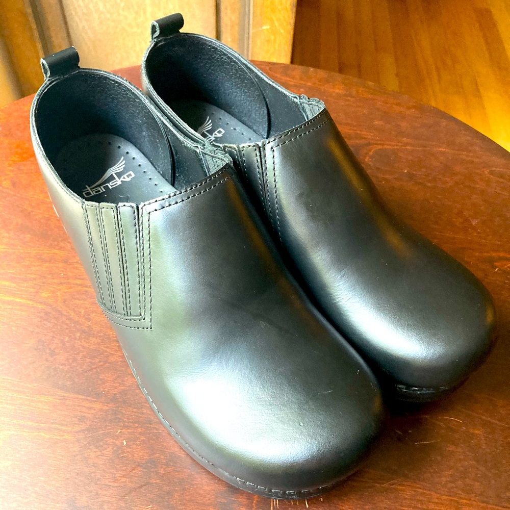 NWOT Dansko black leather professional clogs